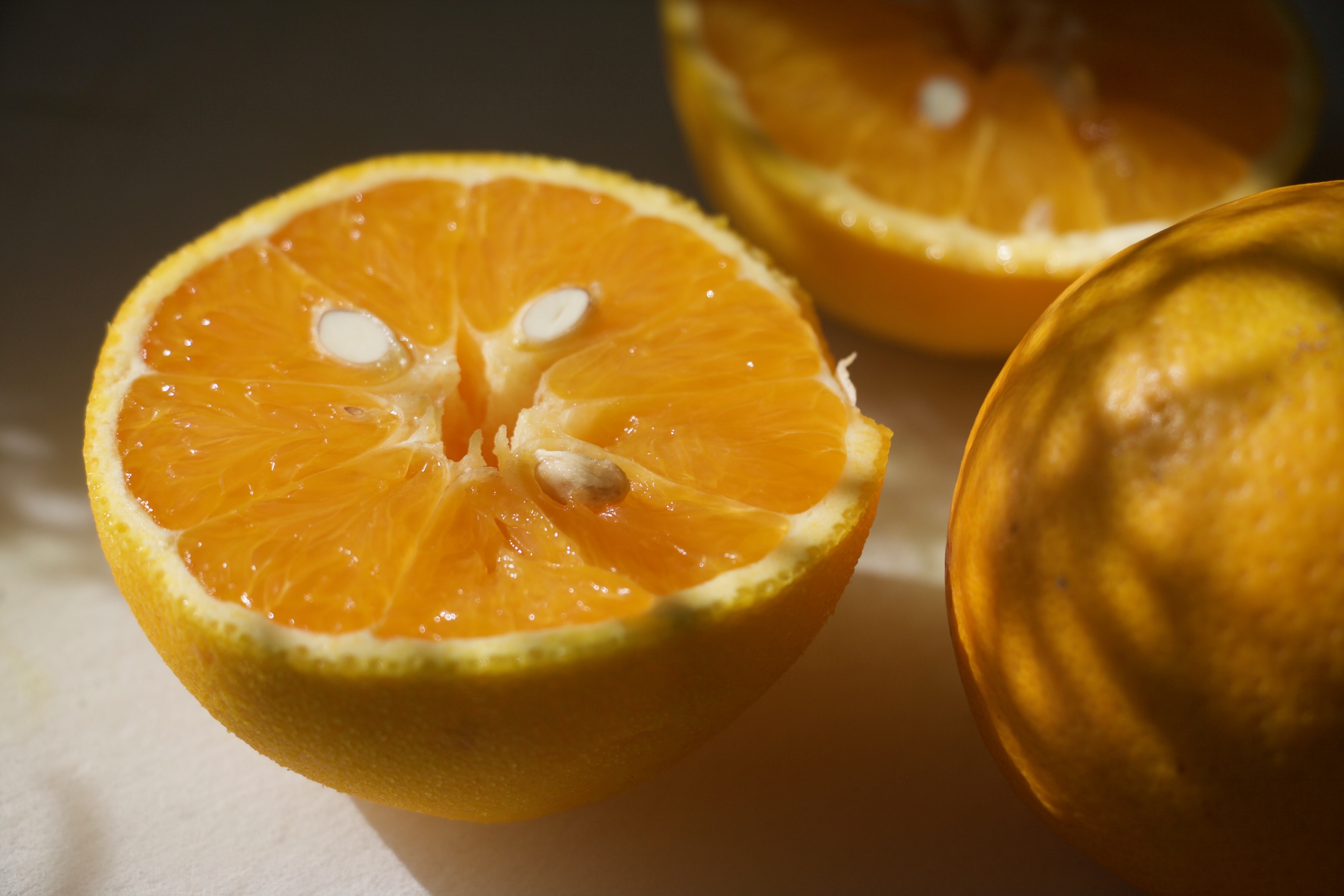 Overskåret saftig appelsin. Appelsinkager med chiafrø