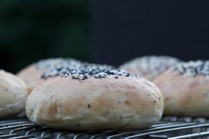 Store, bløde burgerboller. En udførlig opskrift fra Bagvrk.dk.