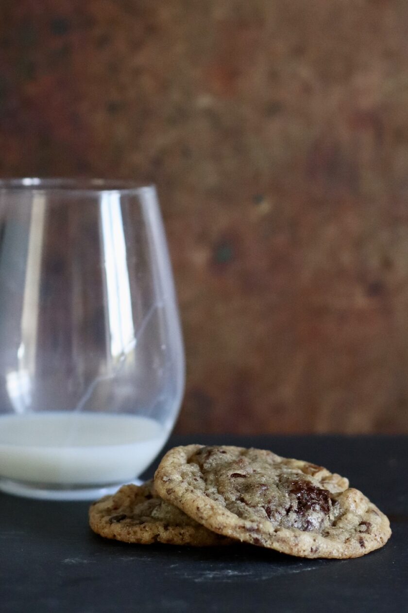 Cookies med chokolade og nødder med mælkeglas Bagvrk.dk