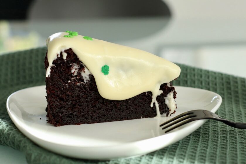 Sort Guinnesskage med blød hvid chokoladecreme Bagvrk.dk