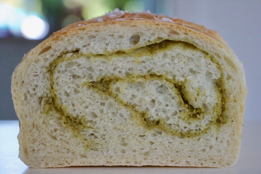 Pestoroulade er et saftigt madbrød med pesto. Perfekt til grillmad, oste eller tapas. Bagvrk.dk.