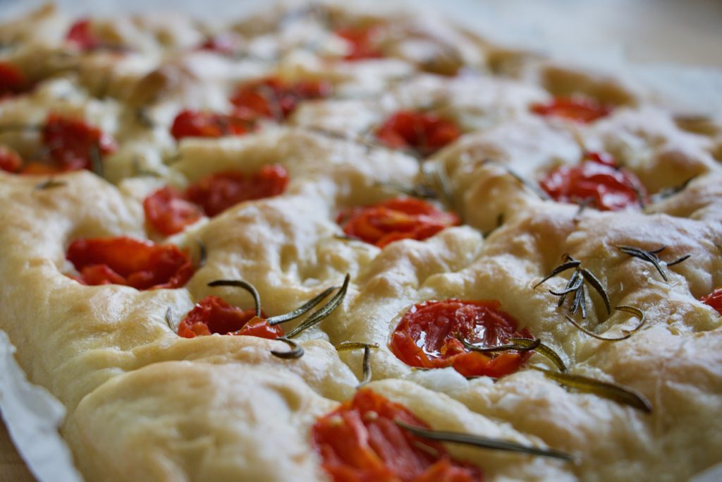 Focaccia med cherrytomater er et saftigt brød, som er den perfekte ledsager til sommerens retter. Fra Bagvrk.dk.