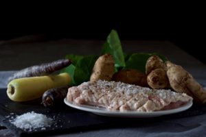 Rosastegt andebryst med rodfrugter og jordskokkechips. En opskrift fra Bagvrk.dk.