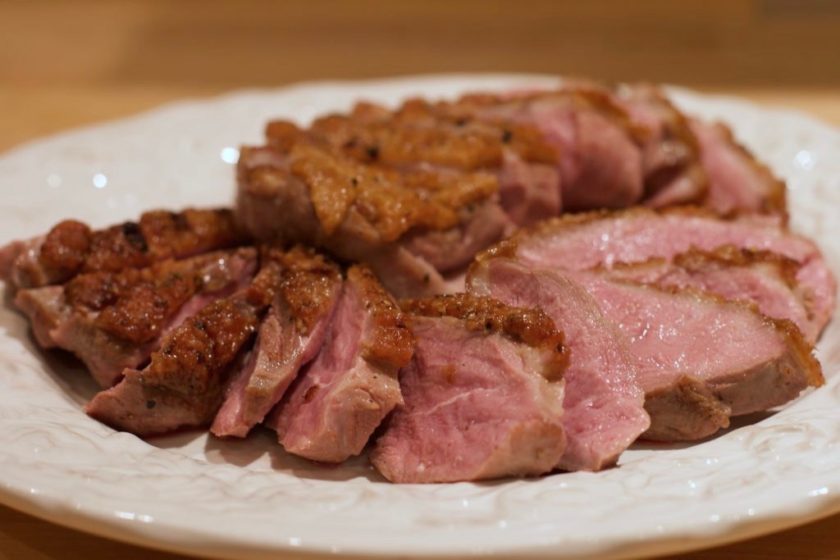 Rosastegt andebryst med rodfrugter og jordskokkechips. En opskrift fra Bagvrk.dk.
