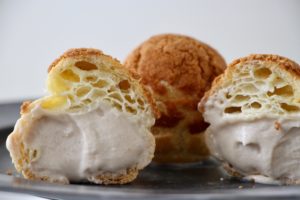 Choux au craqulein med earl grey te-creme. En opskrift fra Bagvrk.dk.
