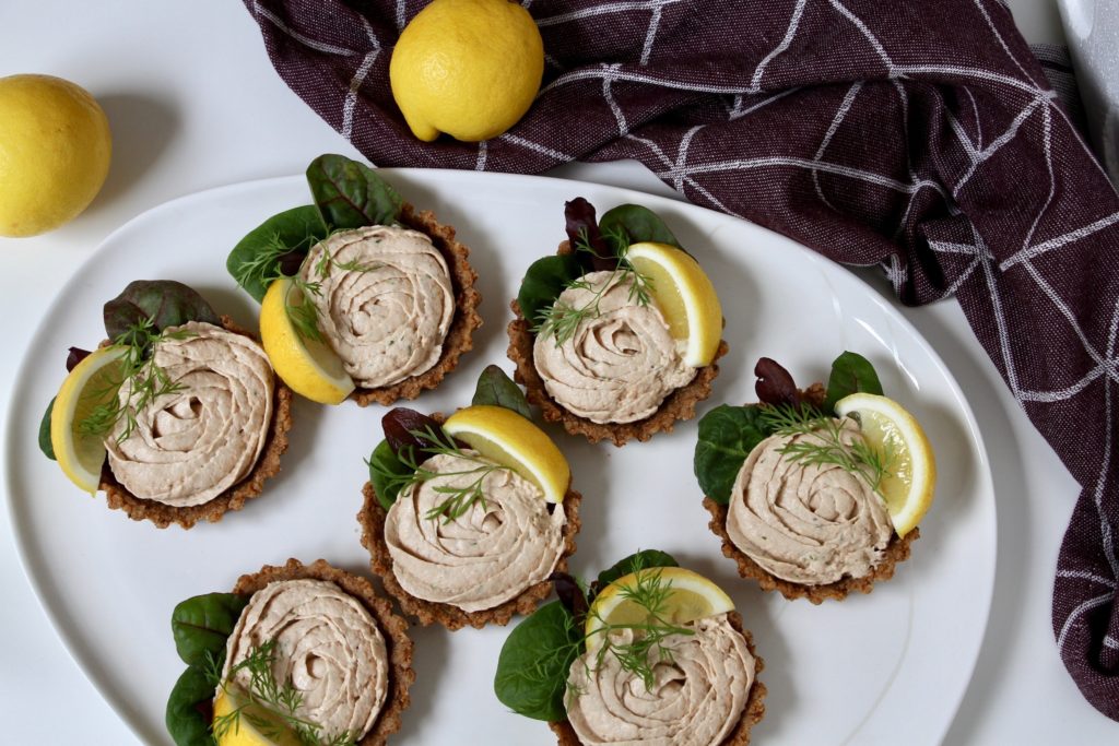 Tunmousse i små rugbrødstærter. En smuk fornyelse af en klassiker.