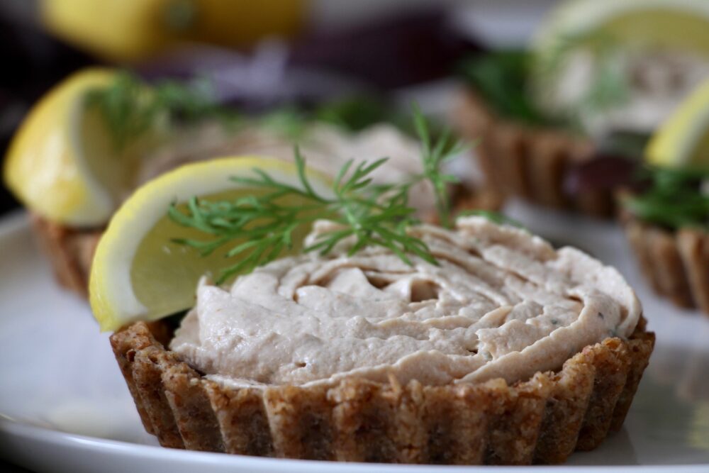 Tunmousse i små rugbrødstærter. En smuk fornyelse af en klassiker.