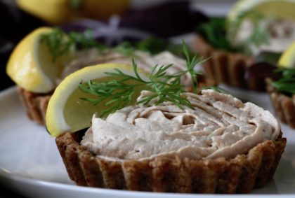 Tunmousse i små rugbrødstærter. En smuk fornyelse af en klassiker.