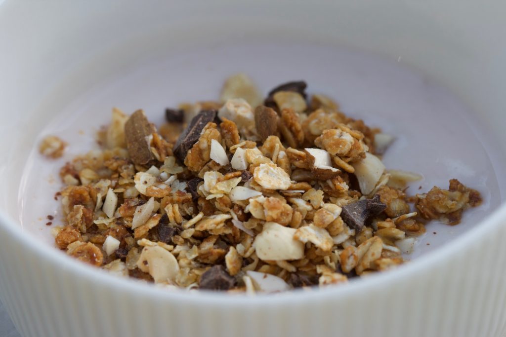 Granola med peanutbutter. En supernem opskrift fra Bagvrk.dk.