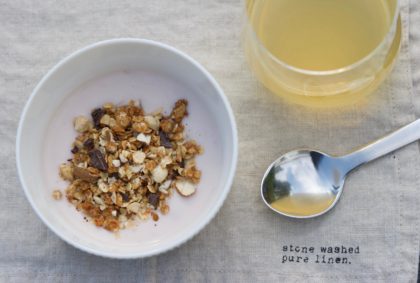 Granola med peanutbutter. En supernem opskrift fra Bagvrk.dk.