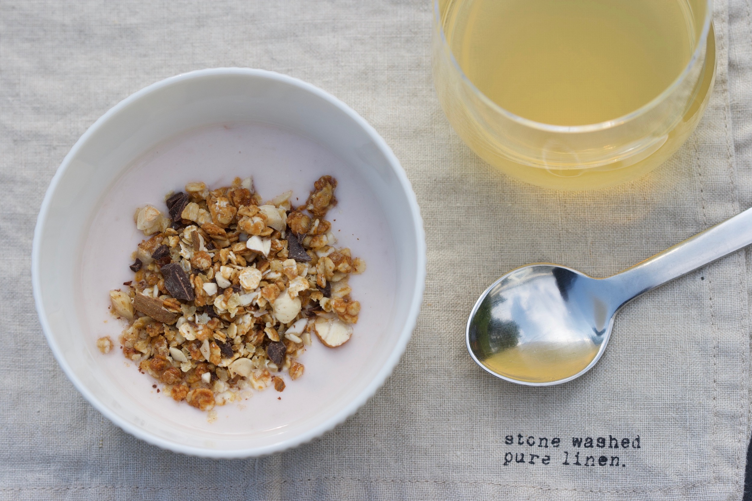Granola med peanutbutter. En supernem opskrift fra Bagvrk.dk.