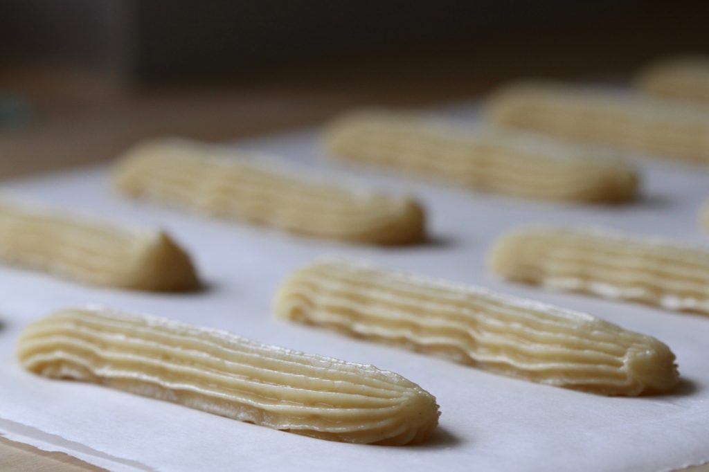 Eclairs og den perfekte guide til vandbakkelser. En grundopskrift fra Bagvrk.dk.