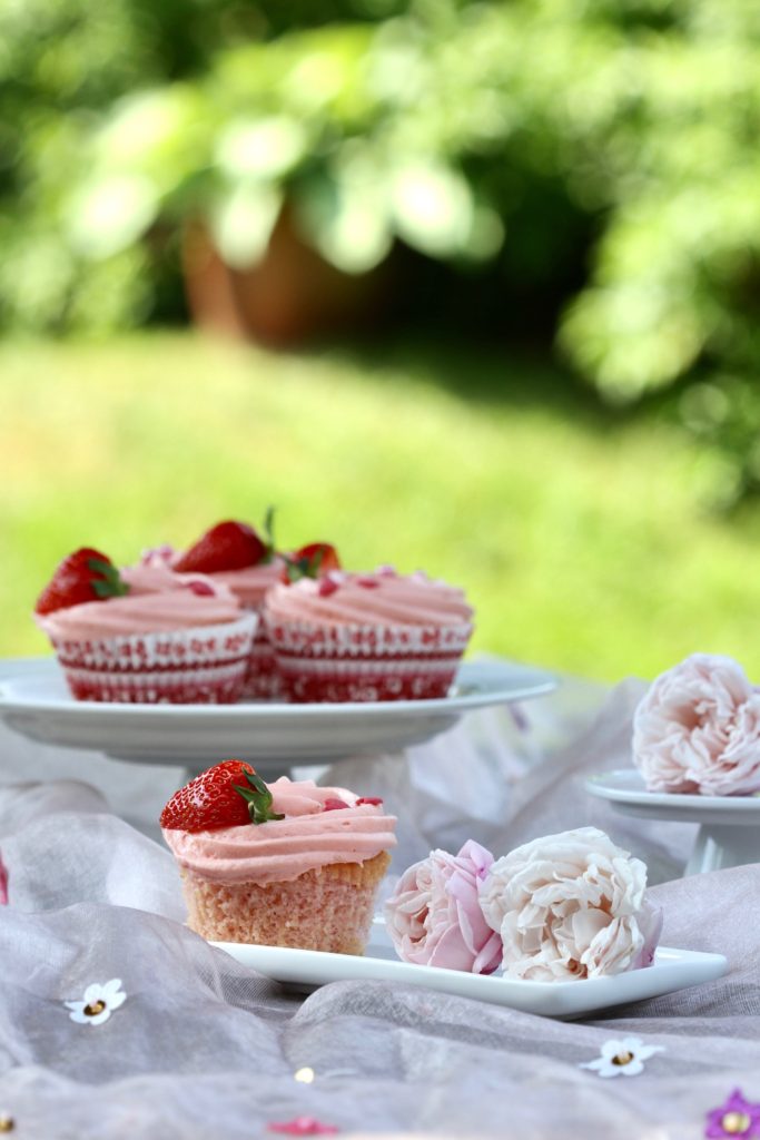 Babyshowercupcakes med jordbærflødecreme. En lækker opskrift fra Bagvrk.dk. Babyshowercupcakes med jordbærflødecreme. En lækker opskrift fra Bagvrk.dk.