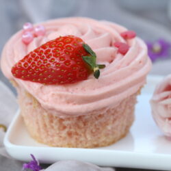Babyshowercupcakes med jordbærflødecreme. En lækker opskrift fra Bagvrk.dk.
