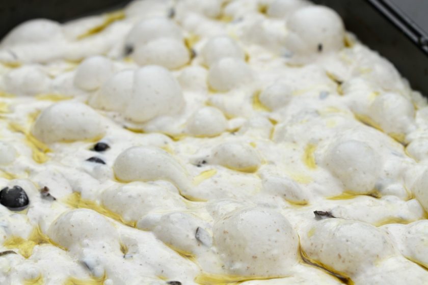Focaccia med oliven og surdej. En opskrift fra Bagvrk.dk.