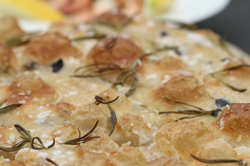 Focaccia med oliven og surdej. En opskrift fra Bagvrk.dk.