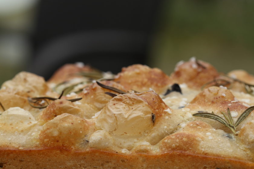 Focaccia med oliven og surdej. En opskrift fra Bagvrk.dk.