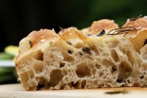 Focaccia med oliven og surdej. En opskrift fra Bagvrk.dk.