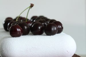 Kirsebærkage med mousse og chokolade. En lækker opskrift fra Bagvrk.dk.