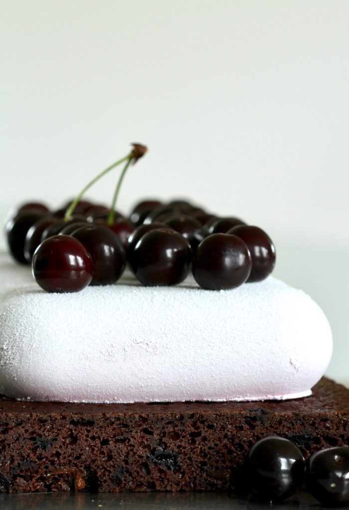 Kirsebærkage med mousse og chokolade. En lækker opskrift fra Bagvrk.dk.