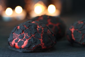 Halloweenboller af glødende kul. - En uhyggelig opskrift fra Bagvrk.dk.