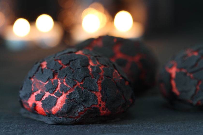 Halloweenboller af glødende kul. - En uhyggelig opskrift fra Bagvrk.dk.