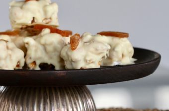 Julepopcorn med abrikos og hvid chokolade. En konfektopskrift fra Bagvrk.dk.