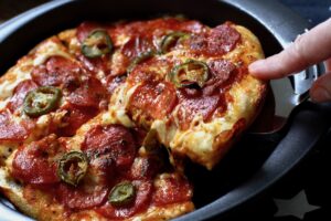Deep pan pizza. (Pizza Hut go home;-)) En opskrift fra Bagvrk.dk.