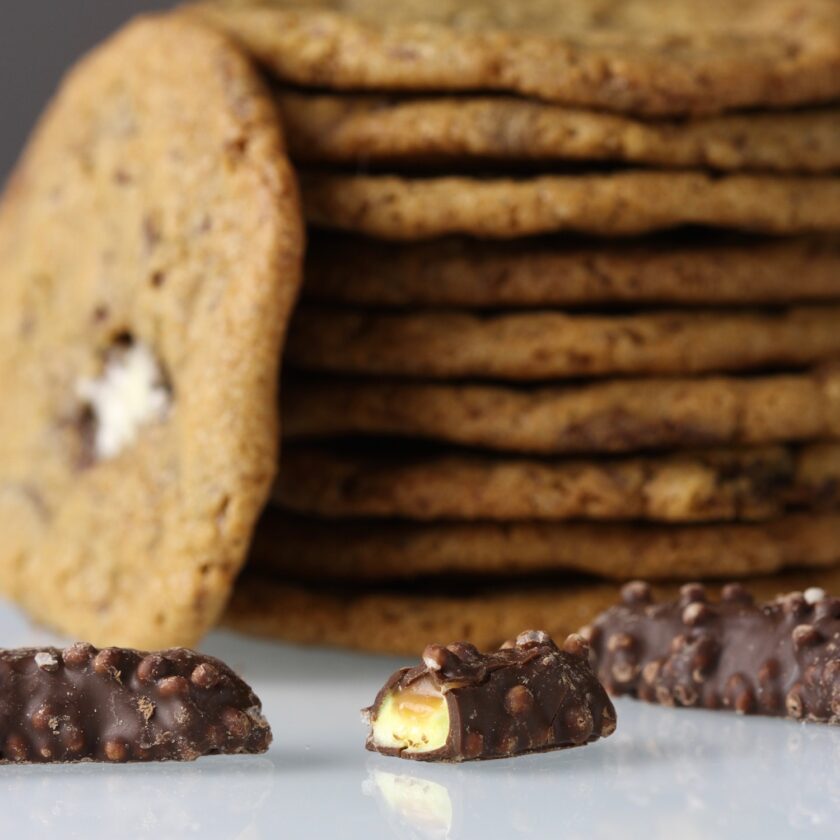 Cookies med skumbananer knas og karamel nærbillede. Bagvrk.dk.