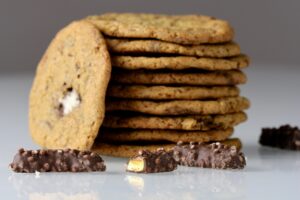 Cookies med skumbananer knas og karamel lavformat. Opskrift fra Bagvrk.dk.