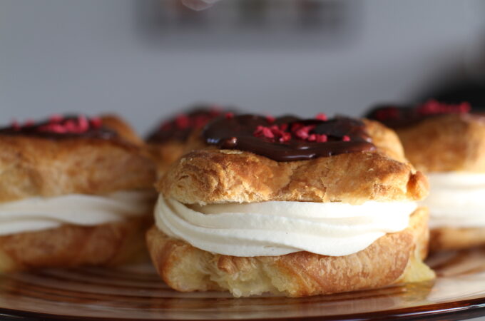 Fastelavnsboller med flødecreme. Sidefoto.