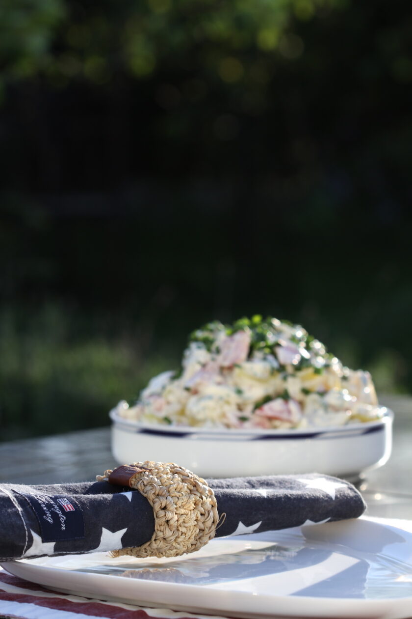 Sommerstemning på terrassen med opdækning og kartoffelsalat.