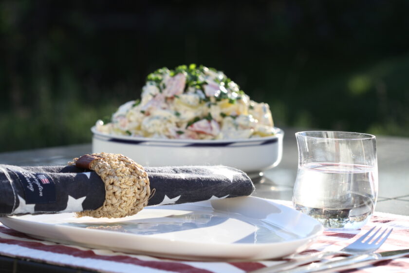 Opdækning udenfor med Lexington serviet og kartoffelsalat. Bagvrk.dk