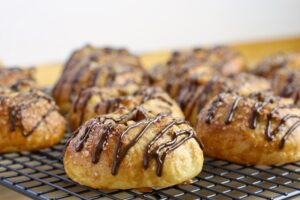 Åbne fastelavnsboller med chokoladestriber, Bagvrk.dk