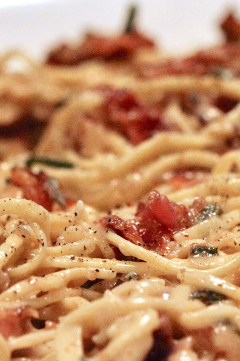 Pasta med valnødder, salvie og bacon Bagvrk.dk