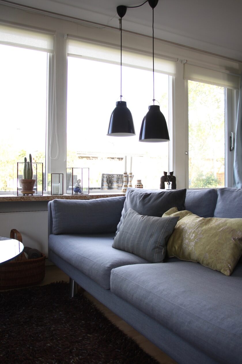 Sofa med rystede puder. Efter-billede af Fix din sofa, mandagstip.