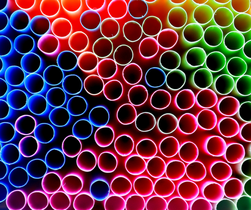 Farvede plasticsugerør. Mandagstip fra Bagvrk.dk.