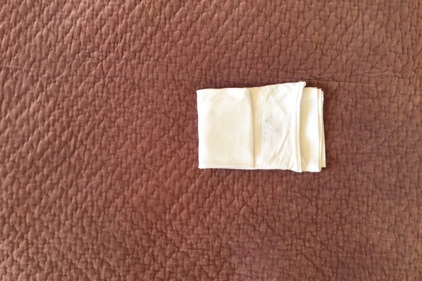 KonMari foldning af T-shirt - en guide fra Bagvrk.dk