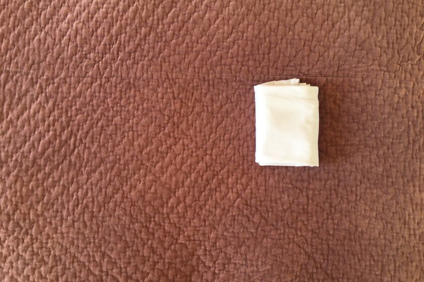 KonMari foldning af T-shirt - en guide fra Bagvrk.dk