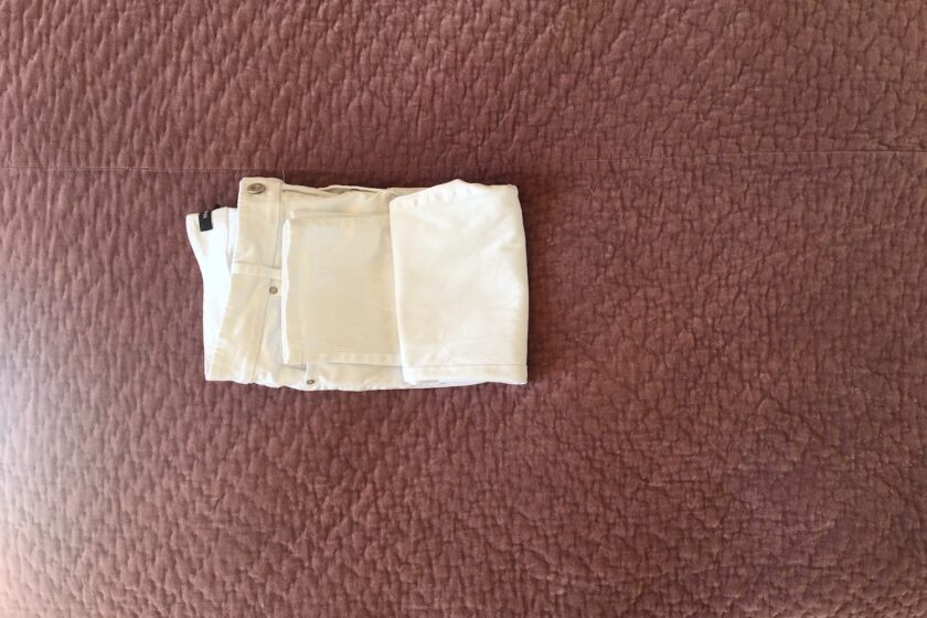KonMari foldning af bukser - en guide fra Bagvrk.dk