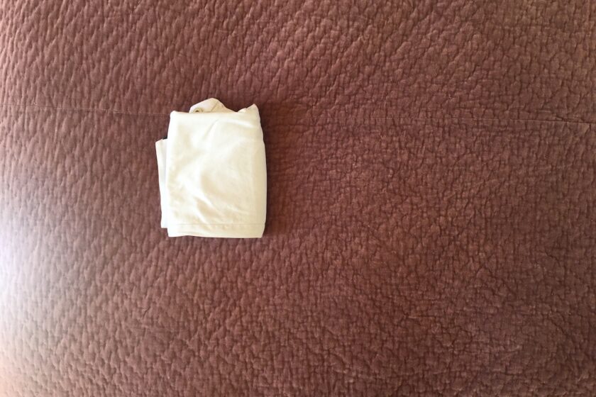 KonMari foldning af bukser - en guide fra Bagvrk.dk