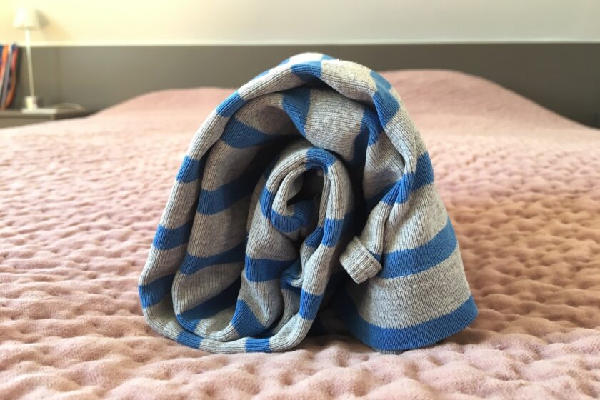 KonMari foldning af langærmet trøje - en guide fra Bagvrk.dk