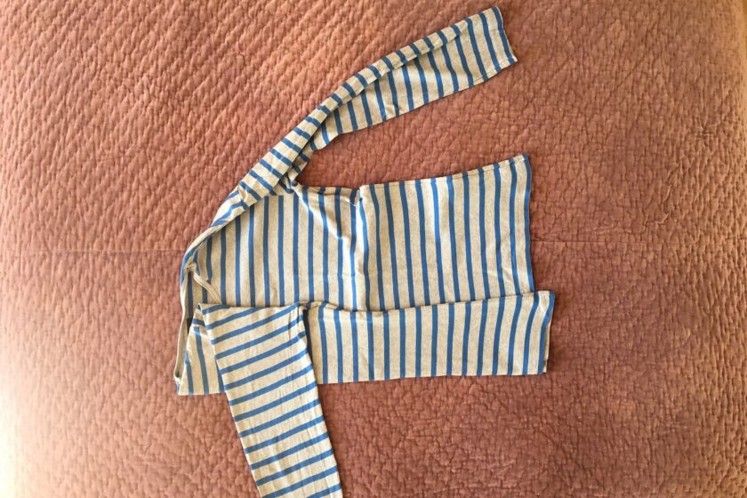 KonMari foldning af langærmet trøje - en guide fra Bagvrk.dk