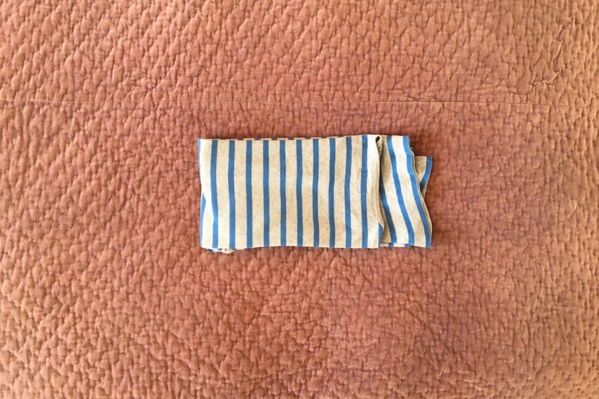 KonMari foldning af langærmet trøje - en guide fra Bagvrk.dk