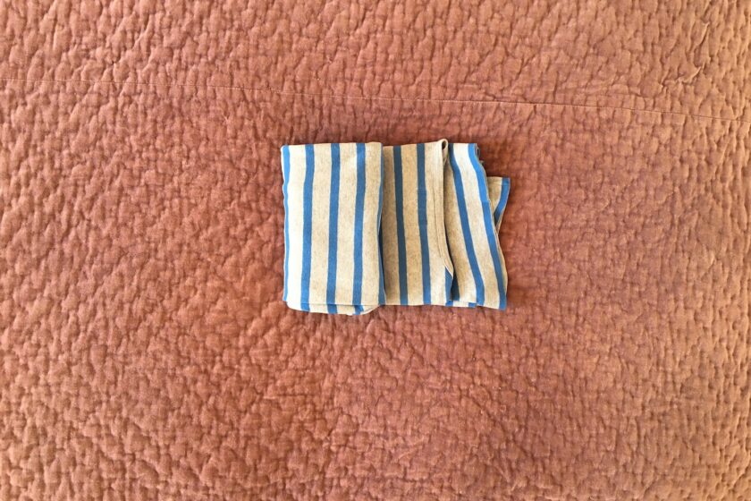 KonMari foldning af langærmet trøje - en guide fra Bagvrk.dk