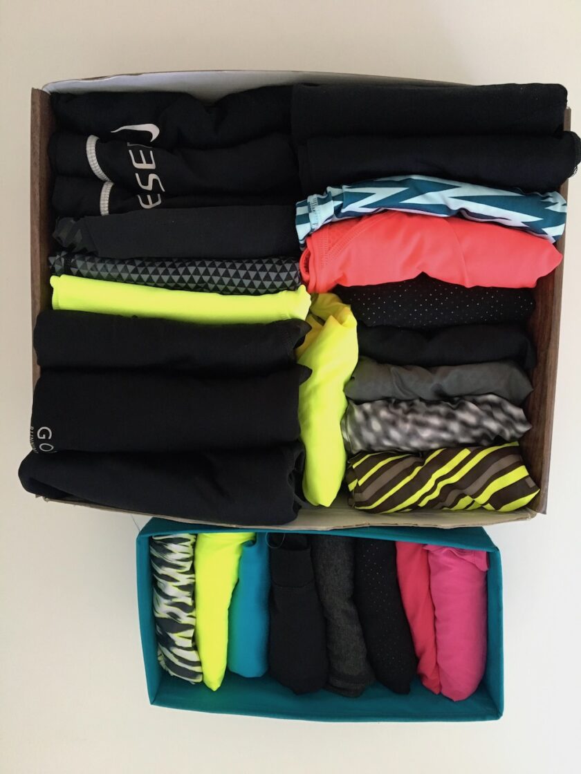 Løbetøj i kasser, lagt sammen og sat på højkant - En guide til KonMari fra Bagvrk.dk