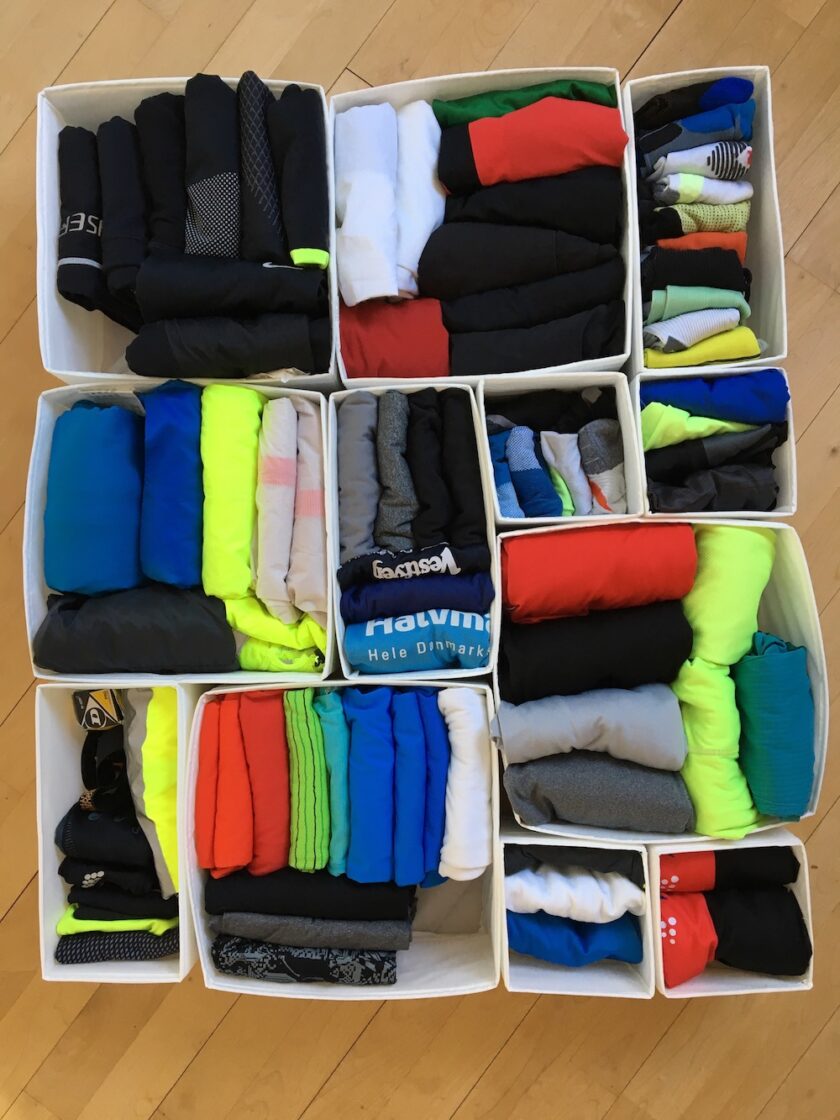 Min mands løbetøj, lagt sammen i kasser - En guide til KonMari fra Bagvrk.dk
