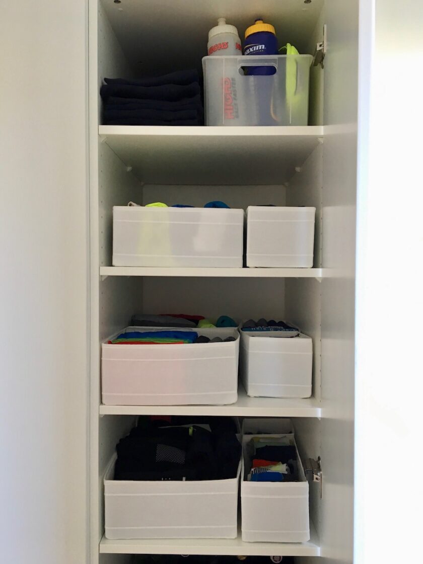 Min mands skab med løbetøj efter KonMari - En guide fra Bagvrk.dk