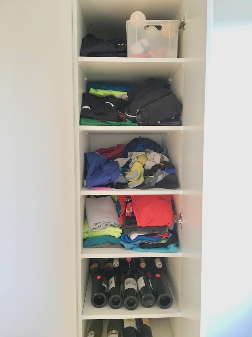 Min mands skab med løbetøj før KonMari - En guide fra Bagvrk.dk