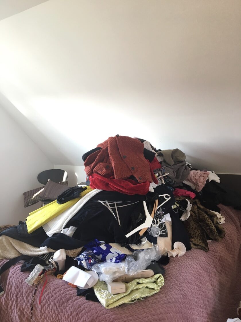 Min tøjstak før sortering - Tøj - KonMari en guide til at rydde op i dit tøj fra Bagvrk.dk